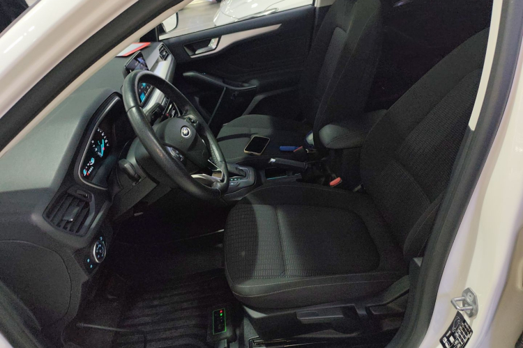 福特 福克斯 2020款 三厢 1.5L 自动锋跃型中控内饰19