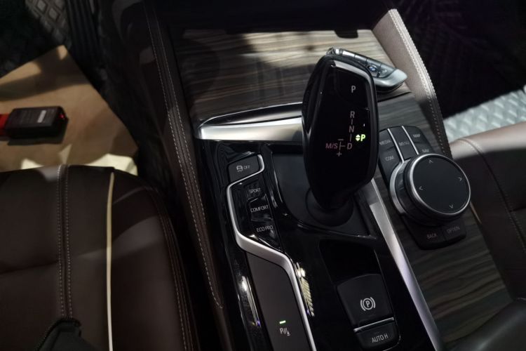 宝马5系 2019款 530Li 领先型 豪华套装中控内饰18