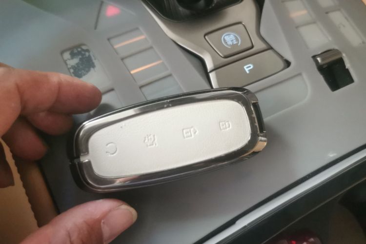 腾势D9 2022款 DM-i 970 四驱尊荣型中控内饰7001