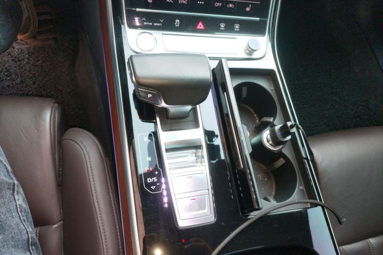 奥迪A8 2018款 A8L 55 TFSI quattro投放版尊享型中控内饰18