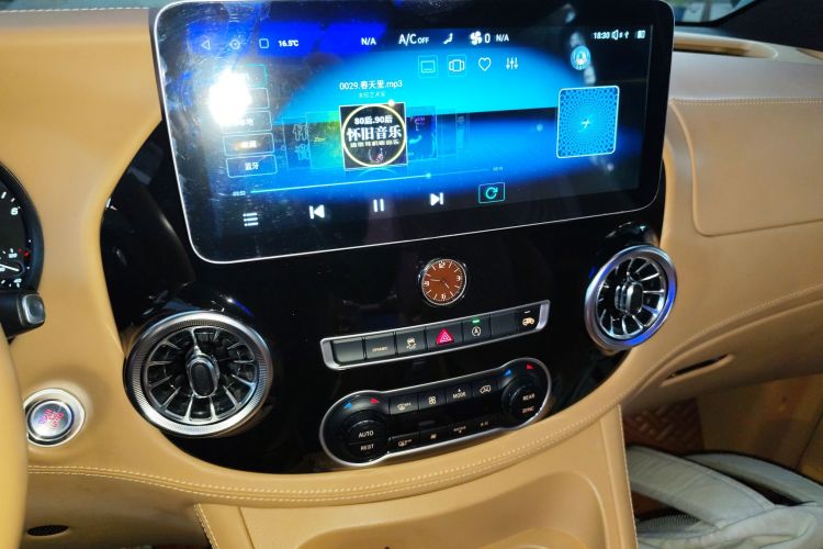 奔驰 威霆 2021款 2.0T 精英版 7座中控内饰16