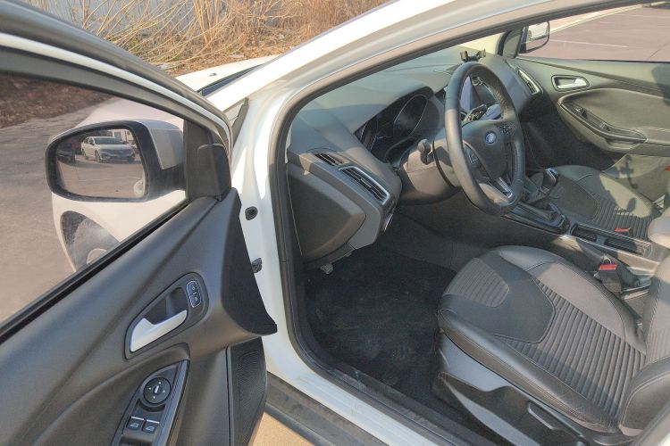 福特 福克斯 2015款 两厢 EcoBoost 125 手动超能风尚型中控内饰7003