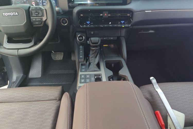 丰田 普拉多 2024款 2.4T 悍野WX版 6座中控内饰18