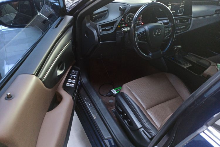 雷克萨斯ES 2021款 300h 臻享版中控内饰20