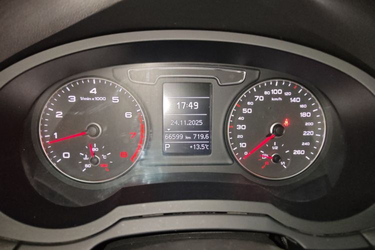 奥迪Q3 2018款 30周年年型 30 TFSI 时尚型中控内饰14