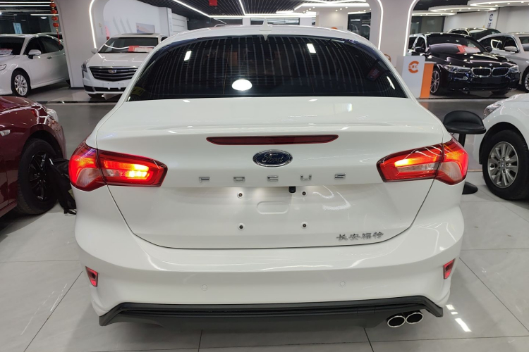 福特 福克斯 2020款 三厢 1.5L 自动锋跃型车身外观6