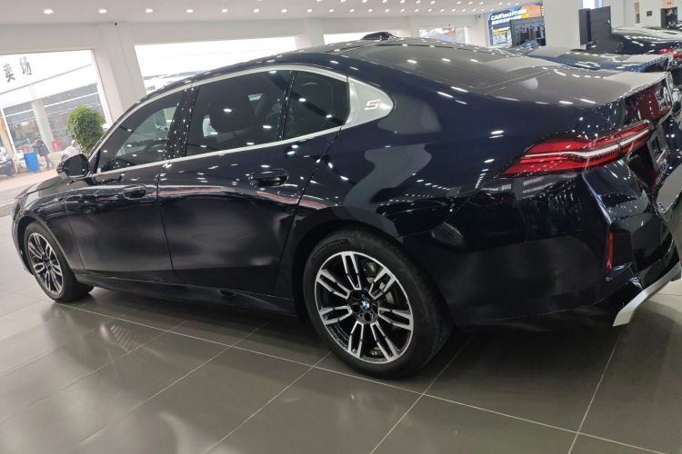 宝马5系 2024款 530Li 领先型 M运动套装车身外观6003