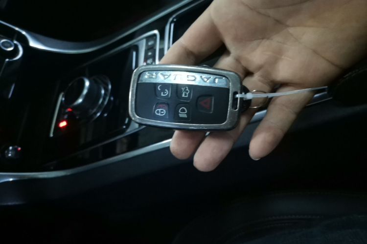 捷豹XEL 2018款 2.0T 200PS 精英版中控内饰7001