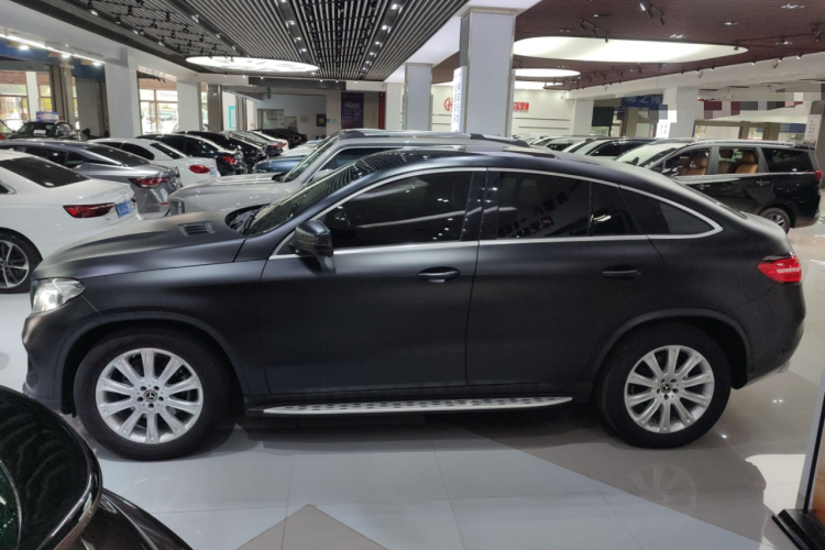 奔驰GLE轿跑 2017款 GLE 320 4MATIC 轿跑SUV车身外观4