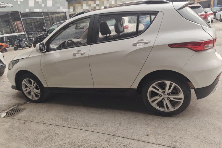 一汽 骏派D60 2017款 1.5L 手动豪华型车身外观4