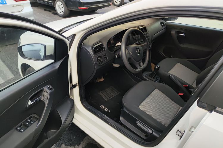 大众 Polo 2014款 1.4L 手动风尚版中控内饰20