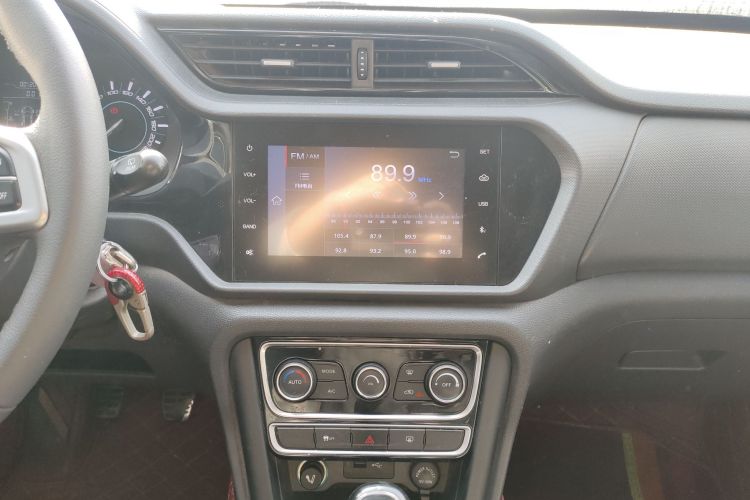 奇瑞 瑞虎3 2016款 1.6L 手动智尚版中控内饰16