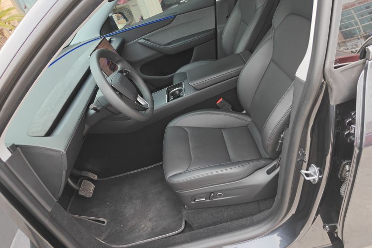 特斯拉 Model Y 2025款 后轮驱动 首发版中控内饰19