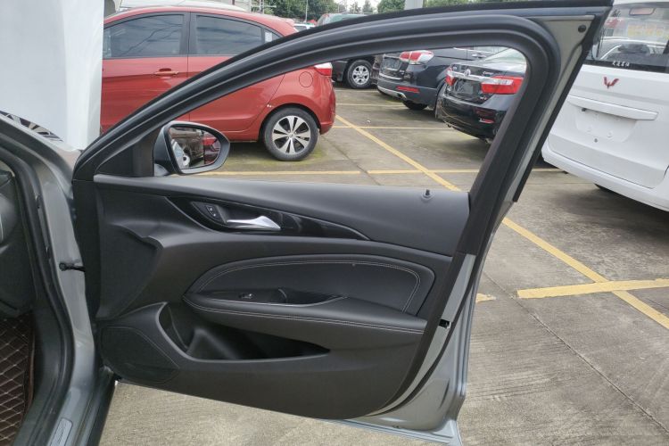 别克 君威 2024款 25T 超享版中控内饰7005