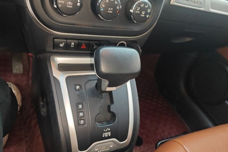 Jeep 指南者(进口) 2014款 改款 2.4L 四驱豪华导航版中控内饰18