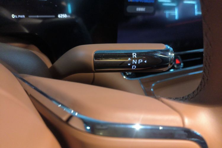 鸿蒙智行 尊界S800 2025款 增程 星耀尊享版 5座中控内饰18