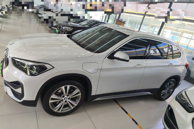 宝马X1新能源 2021款 xDrive30Le 尊享型车身外观4