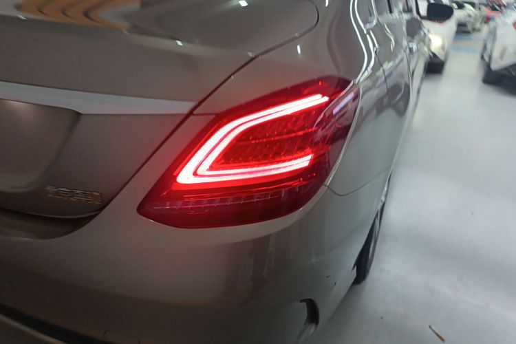 奔驰C级 2019款 改款 C 260 L 运动版车身外观9