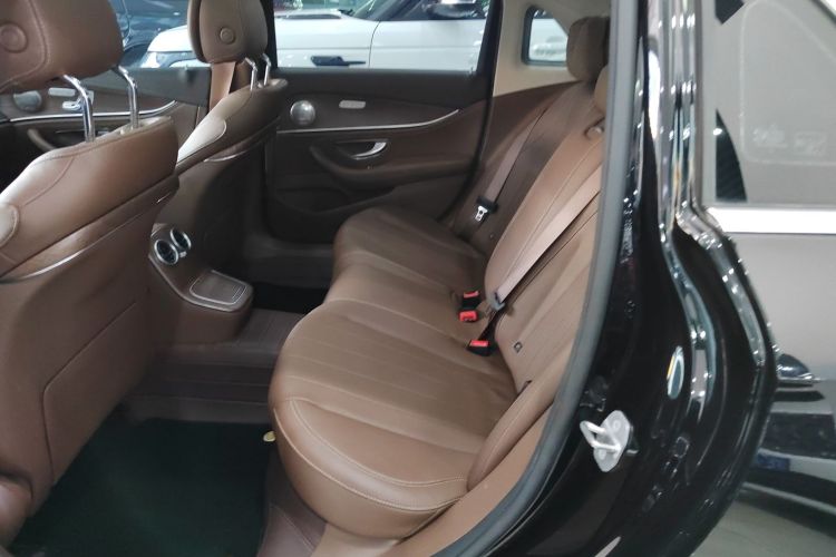 奔驰E级 2023款 改款 E 300 L 时尚型中控内饰21