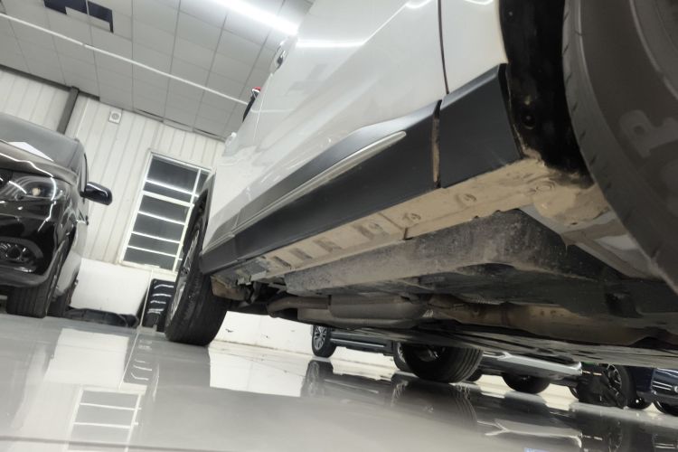 丰田 威兰达 2023款 双擎 2.5L E-CVT四驱尊贵版局部细节9001