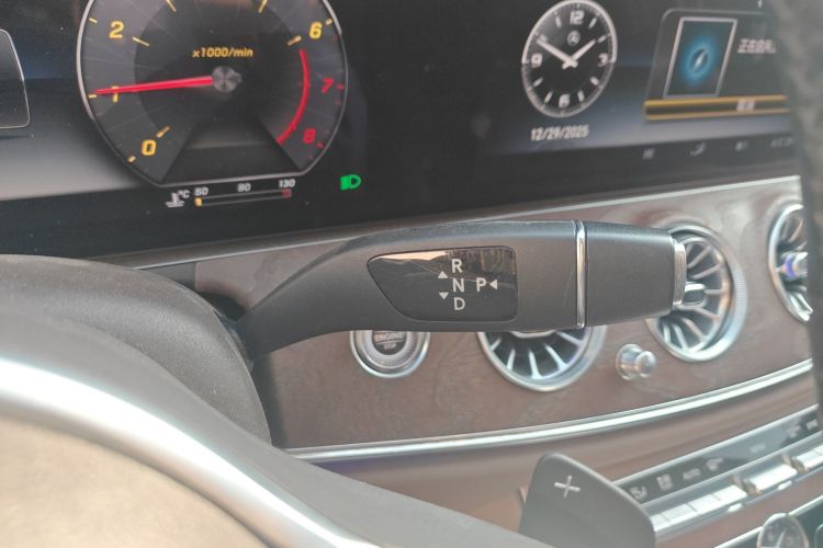 奔驰E级 2020款 改款 E 300 L 殊享版中控内饰18