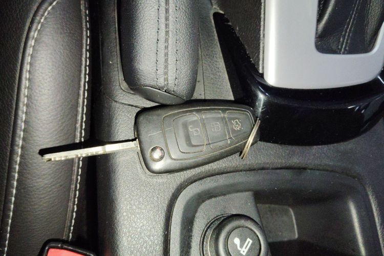 福特 福克斯 2012款 两厢 2.0L 自动豪华运动型中控内饰7001