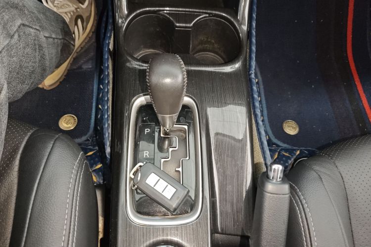 三菱 欧蓝德 2016款 2.4L 四驱精英版 5座中控内饰18