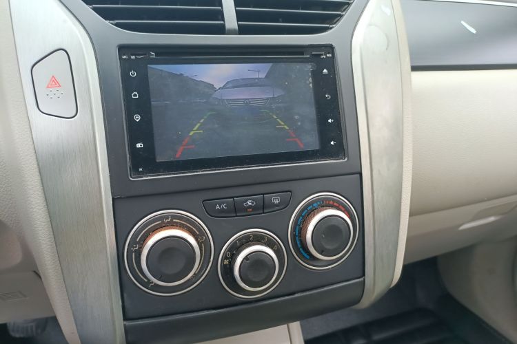 启辰D50 2015款 1.6L 手动时尚版中控内饰16