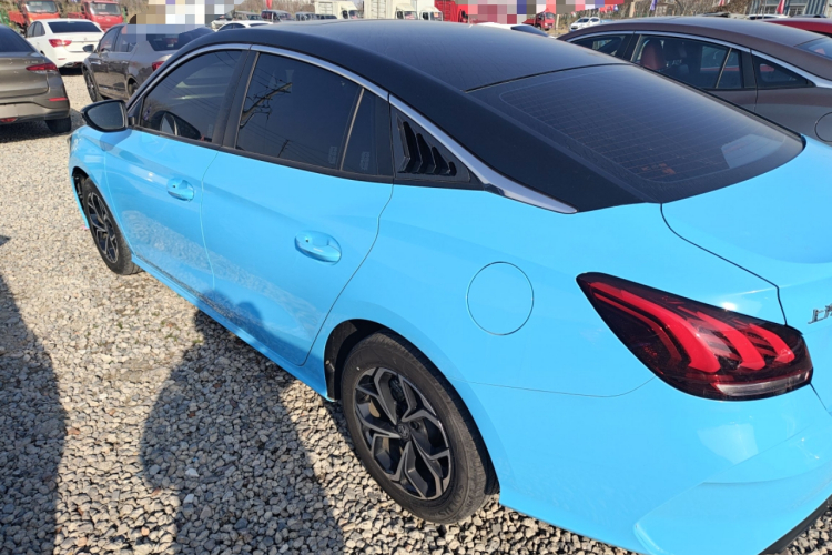 名爵 MG5 2023款 180DVVT CVT豪华版车身外观4