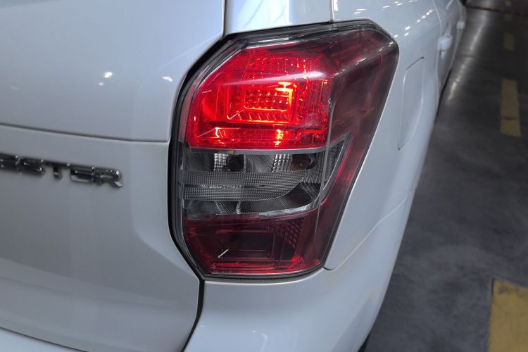 斯巴鲁 森林人 2014款 2.0i 自动豪华版车身外观9