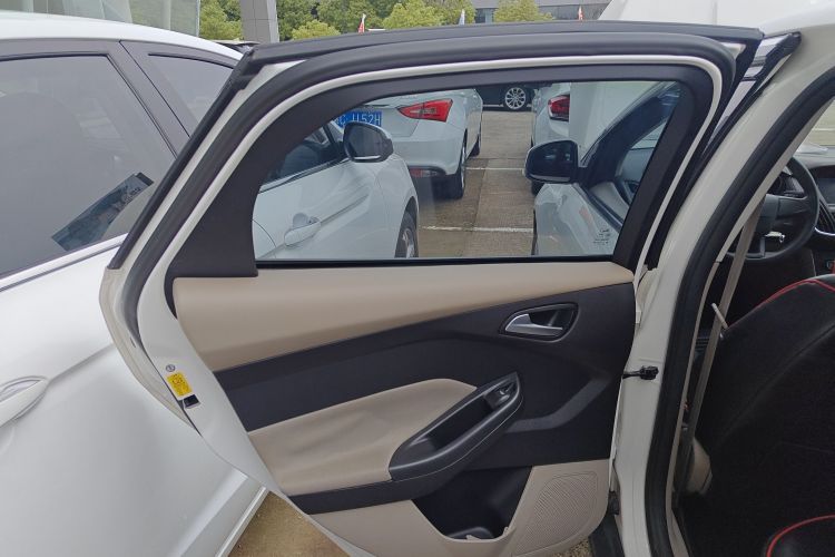 福特 福克斯 2018款 三厢经典 1.6L 自动舒适型智行版中控内饰49