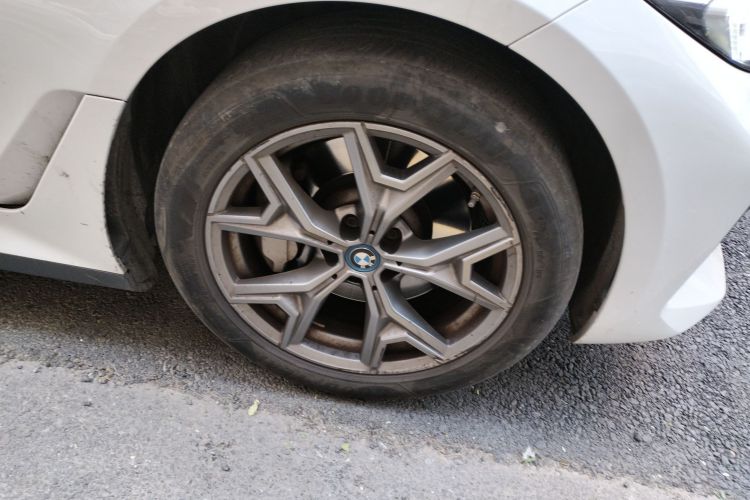 宝马i3 2024款 eDrive 35 L车身外观10