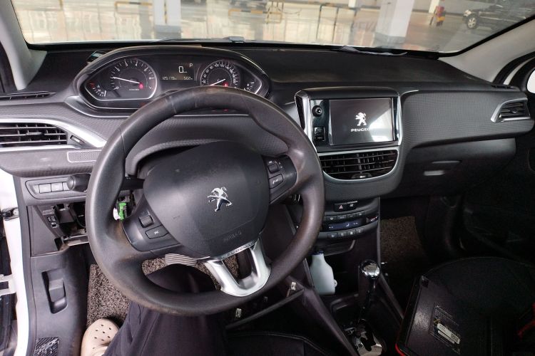 标致2008 2016款 230THP 自动时尚版中控内饰7002