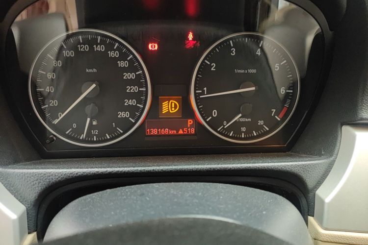 宝马3系 2011款 318i 领先型中控内饰14