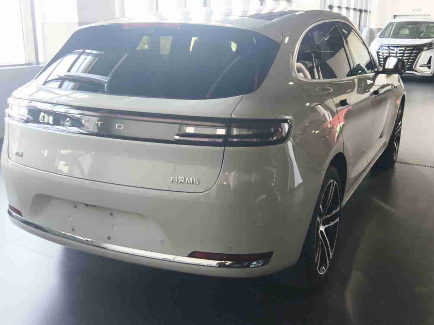 车辆右后45度外观展示