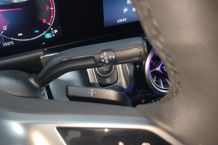 奔驰GLB 2025款 GLB 220 动感型中控内饰18