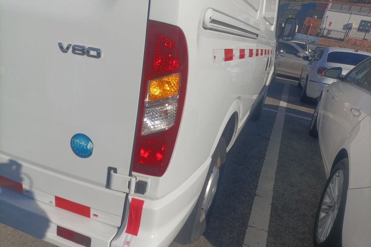 上汽大通MAXUS 新途V80 2021款 2.0T 手动经典城配王短轴中顶3座车身外观9