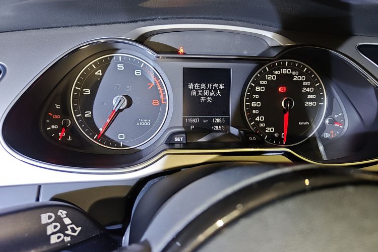 奥迪A4L 2015款 35 TFSI 自动标准型中控内饰15