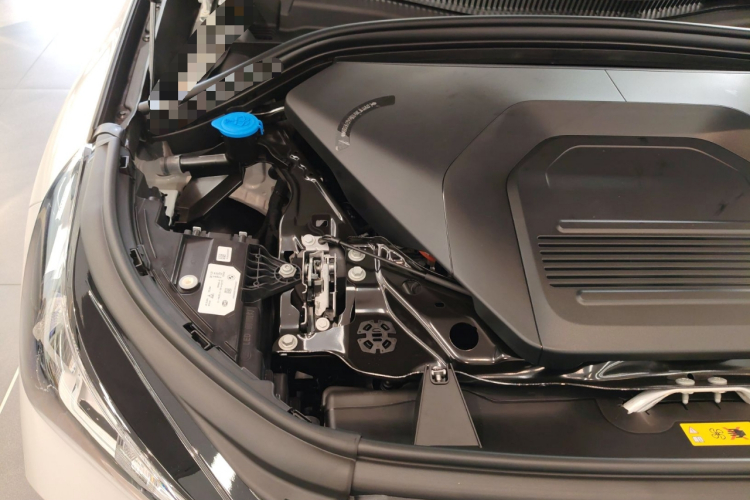 宝马iX1 2023款 eDrive25L X设计套装机舱底盘25