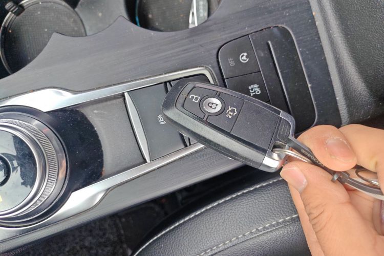 福特 福克斯 2020款 三厢 EcoBoost 180 自动锋潮型中控内饰11