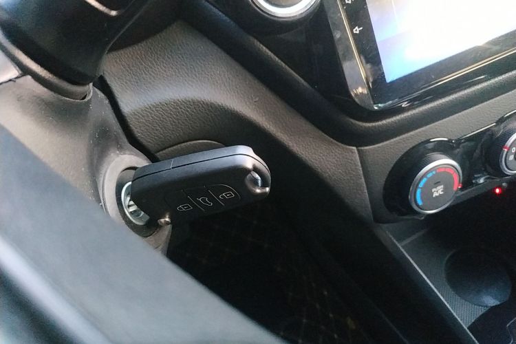 起亚K2 2015款 三厢 1.4L AT GLS中控内饰7001