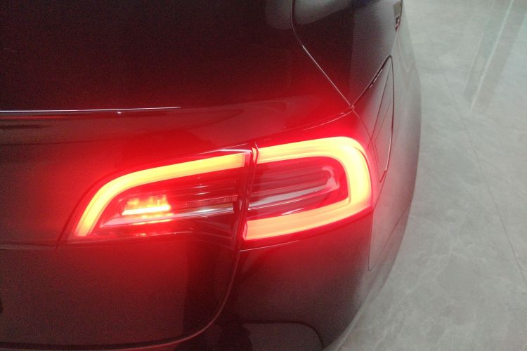 特斯拉 Model 3 2022款 后轮驱动版车身外观9