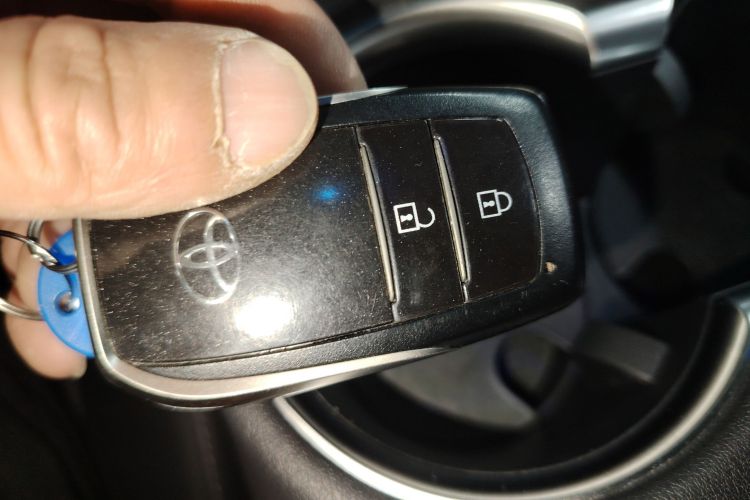 丰田 威飒 2023款 2.0L CVT两驱豪华版中控内饰7001