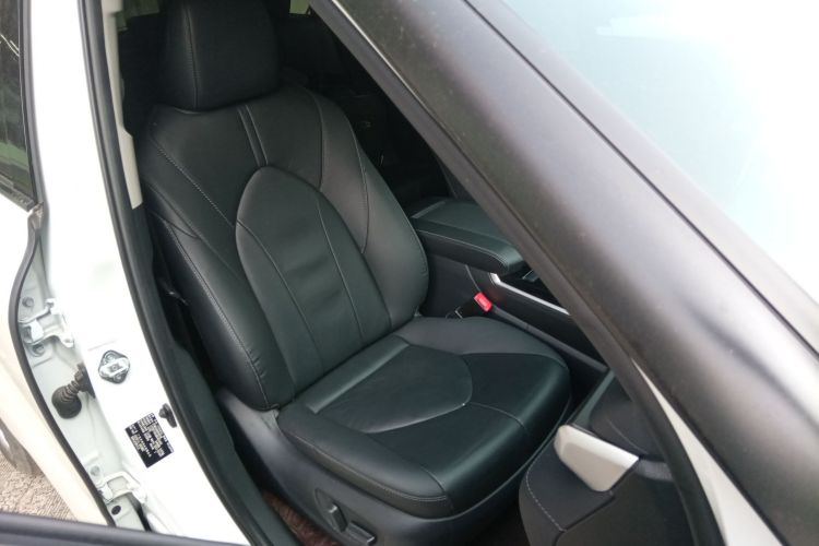 丰田 汉兰达 2022款 双擎 2.5L 两驱尊贵版 7座局部细节41