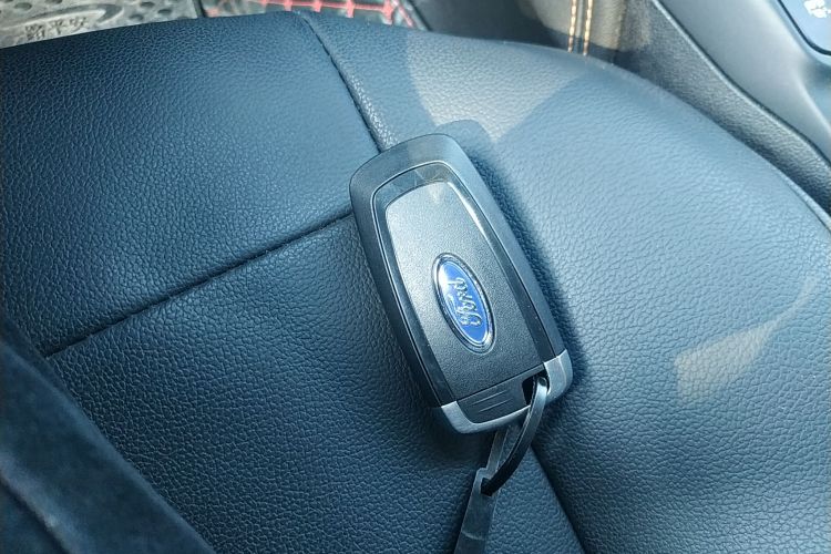 福特 福克斯 2022款 两厢 EcoBoost 180 自动竞速版中控内饰7001