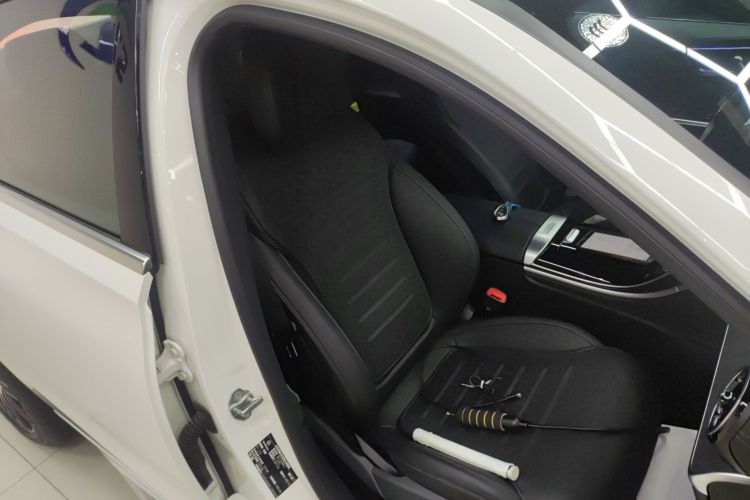 奔驰C级 2023款 C 200 L 运动版局部细节41