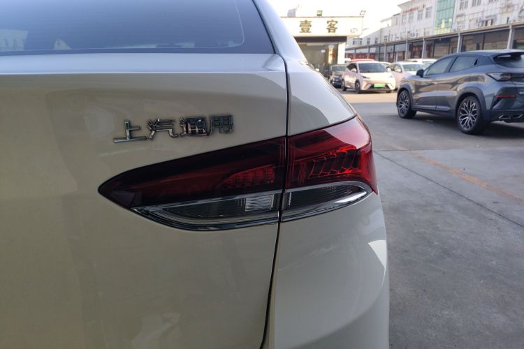 别克 英朗 2021款 改款 1.3T 自动轻混动精英型车身外观9