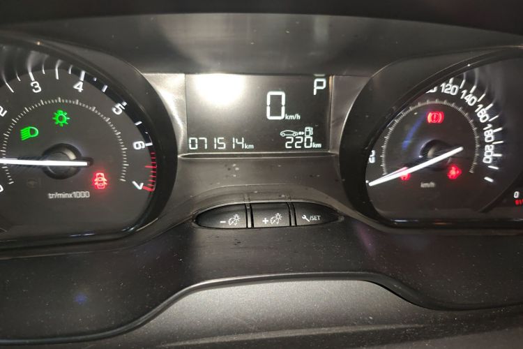 标致2008 2015款 1.6L 自动玩酷版中控内饰15