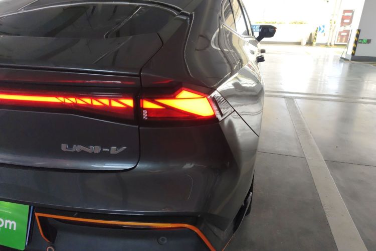 长安UNI-V 2022款 1.5T 运动版车身外观9