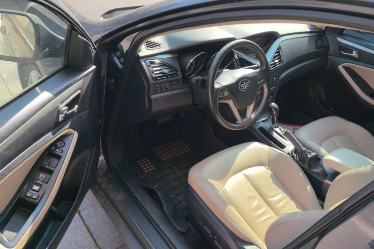 奔腾B70 2014款 2.0L 自动豪华型中控内饰20